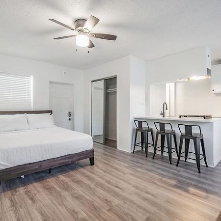 Spacious Studio Apartment Near Nightlife & Dining! Αγία Πετρούπολη Εξωτερικό φωτογραφία