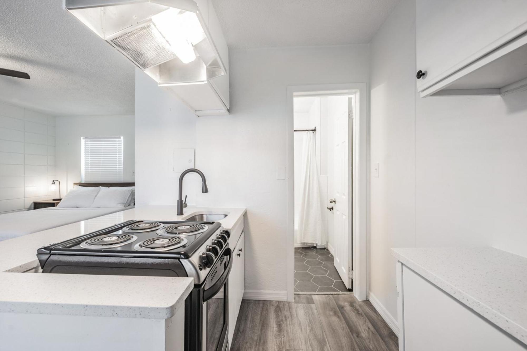 Spacious Studio Apartment Near Nightlife & Dining! Αγία Πετρούπολη Εξωτερικό φωτογραφία