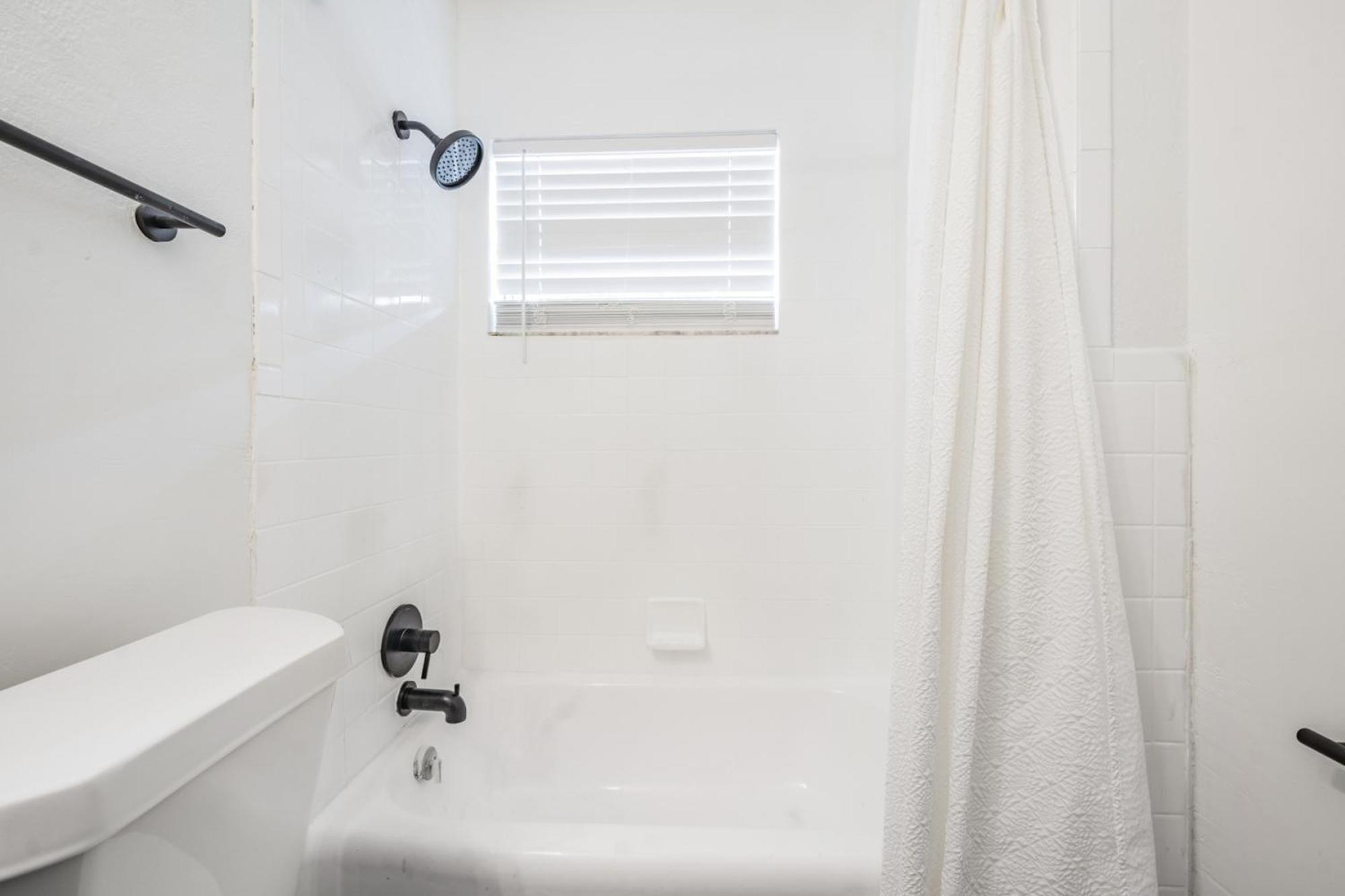 Spacious Studio Apartment Near Nightlife & Dining! Αγία Πετρούπολη Εξωτερικό φωτογραφία