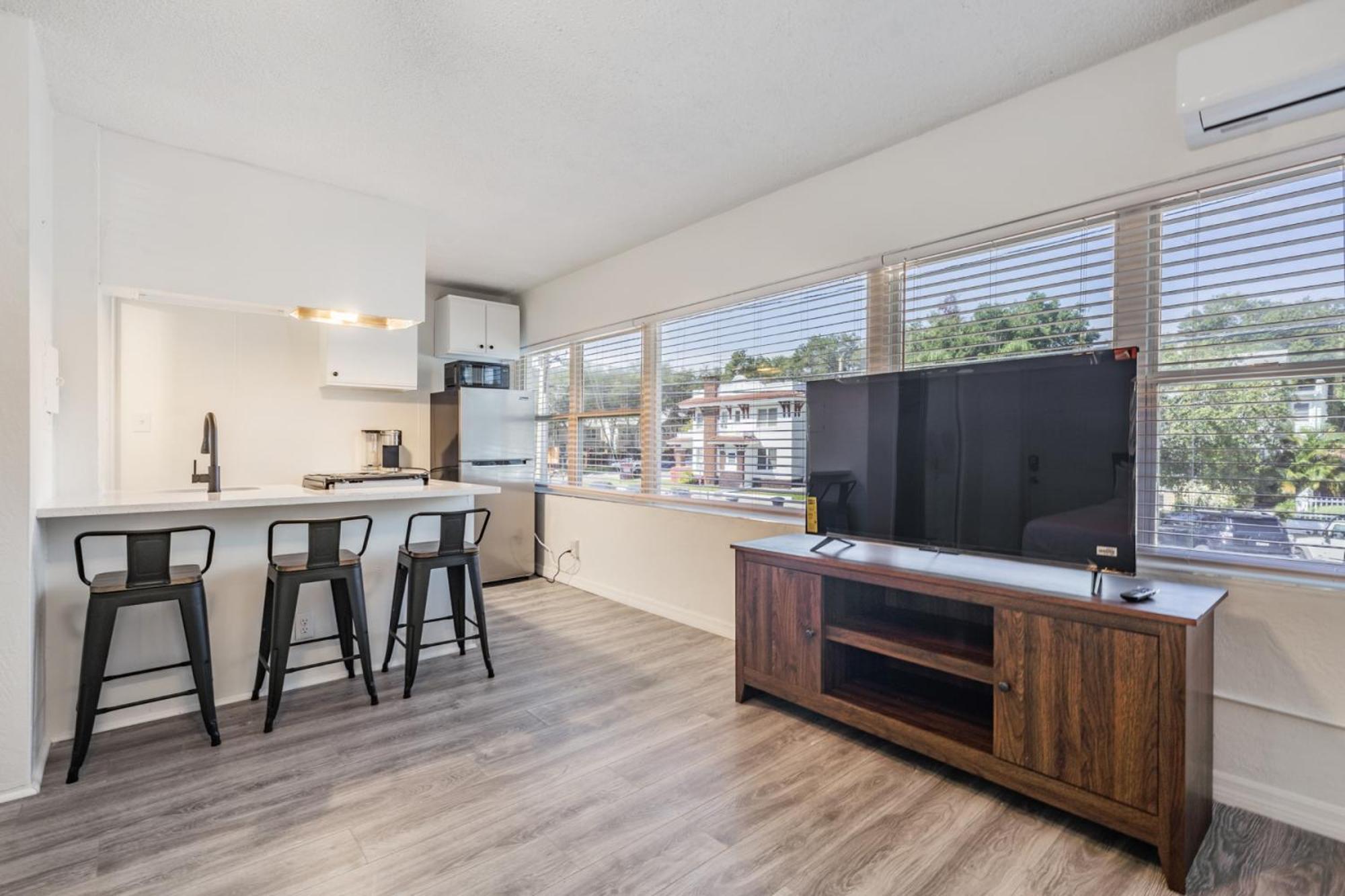 Spacious Studio Apartment Near Nightlife & Dining! Αγία Πετρούπολη Εξωτερικό φωτογραφία