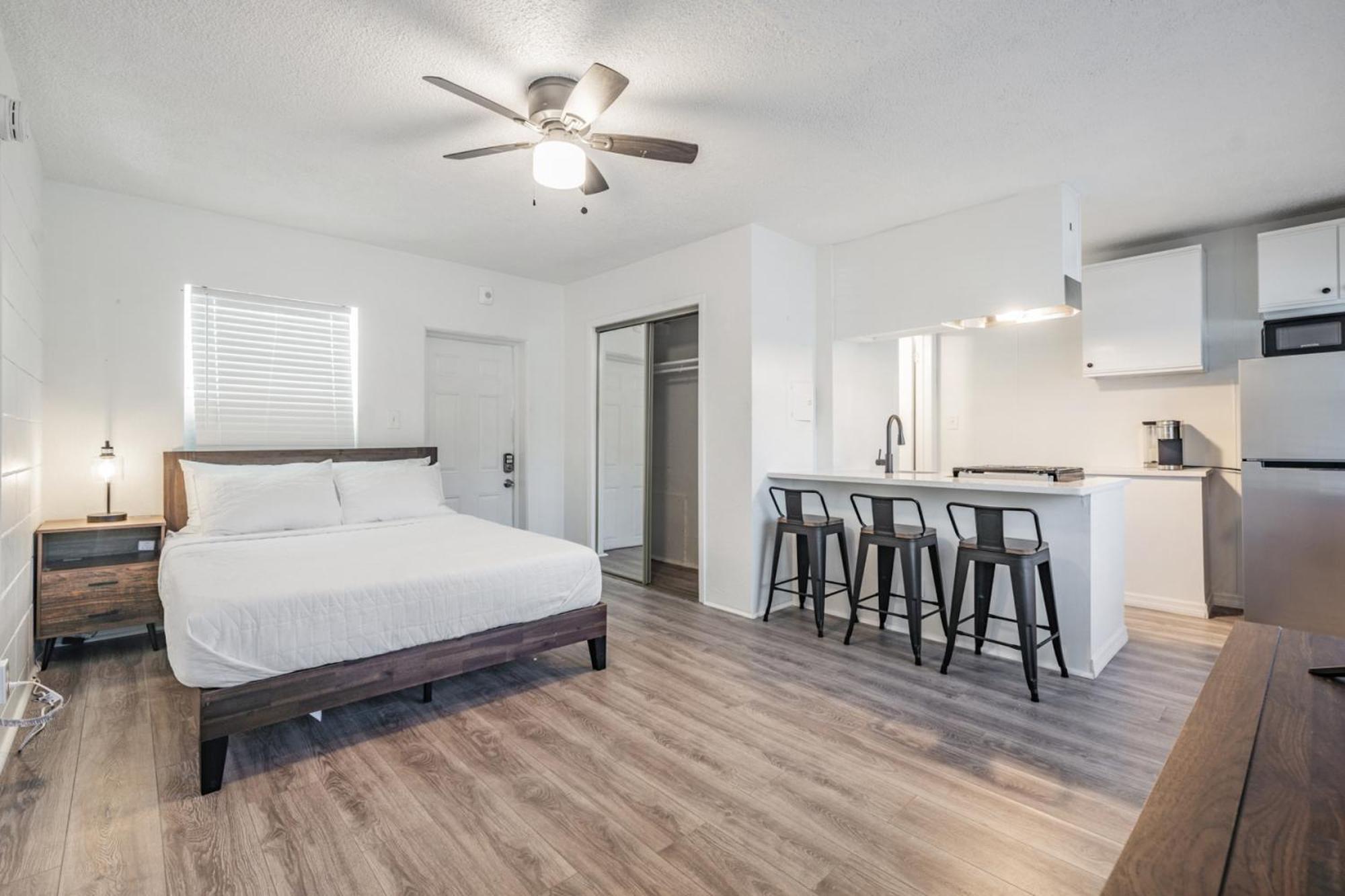 Spacious Studio Apartment Near Nightlife & Dining! Αγία Πετρούπολη Εξωτερικό φωτογραφία