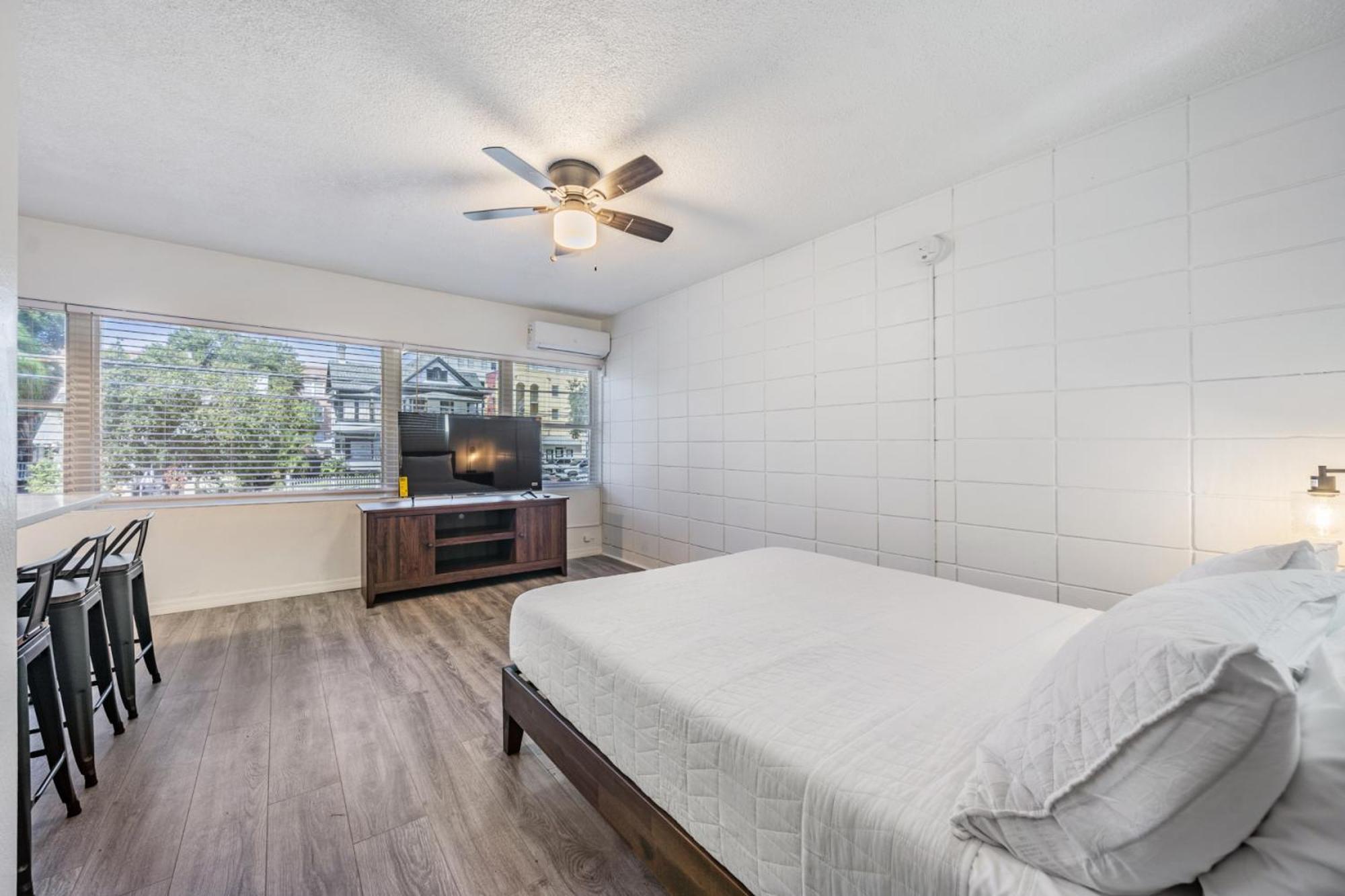 Spacious Studio Apartment Near Nightlife & Dining! Αγία Πετρούπολη Εξωτερικό φωτογραφία