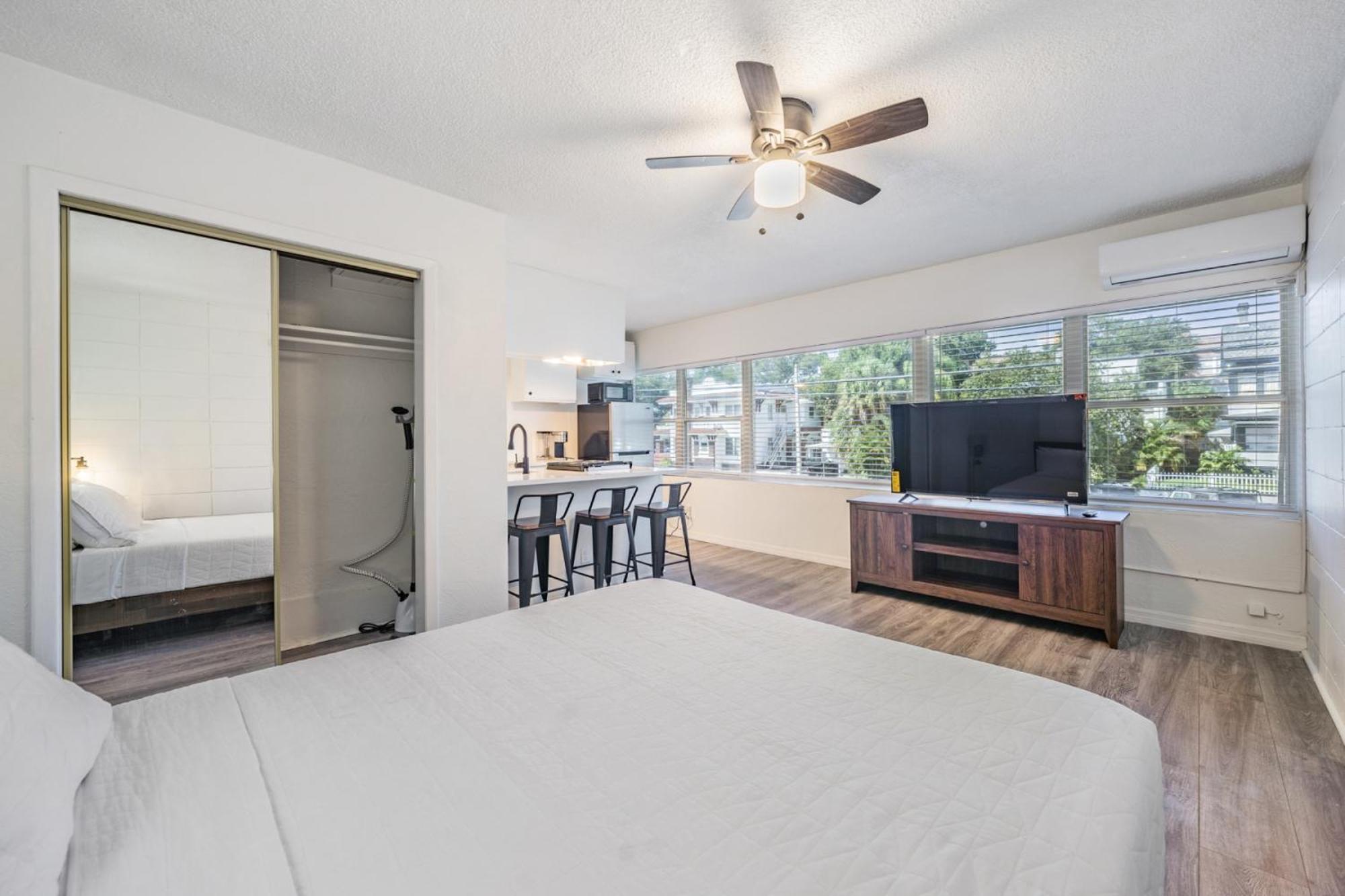 Spacious Studio Apartment Near Nightlife & Dining! Αγία Πετρούπολη Εξωτερικό φωτογραφία